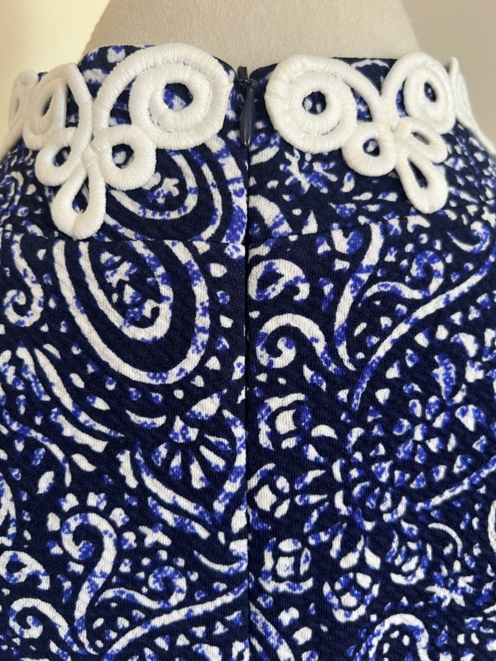 NWT Vince Camuto Navy and White Paisley Lace Statement Trim Shift Dress 12 - Picture 9 of 11